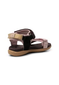 Sport sandaler med ovandel i svart och rosa tyg, justerbara remmar och en brun dämpad sula med texturerad yta.