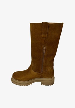 Bota alta de ante marrón con un acabado texturizado. Presenta una cremallera lateral y una suela de goma gruesa y estriada para mayor tracción.