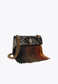 Borsa a tracolla in pelle nera trapuntata con catena dorata, caratterizzata da colorati inserti a borchie e dettagli frangiati in tonalità sfumate di marrone e verde.