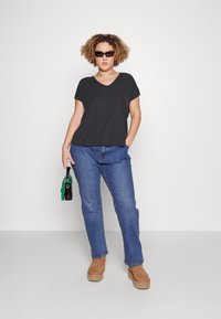 Vero Moda Curve VMAYA V-NECK NOOS CURVE - T-shirt basic - black