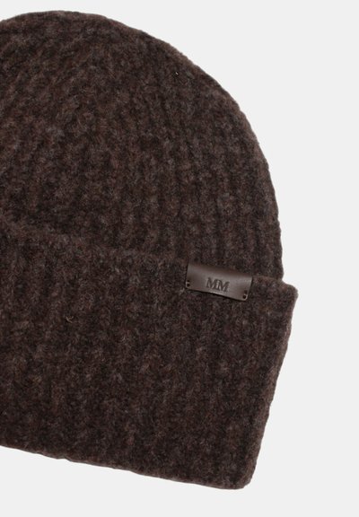 Berretto lavorato a maglia marrone realizzato in lana testurizzata, con un risvolto e un piccolo etichetta in cuoio impressa con "MM."
