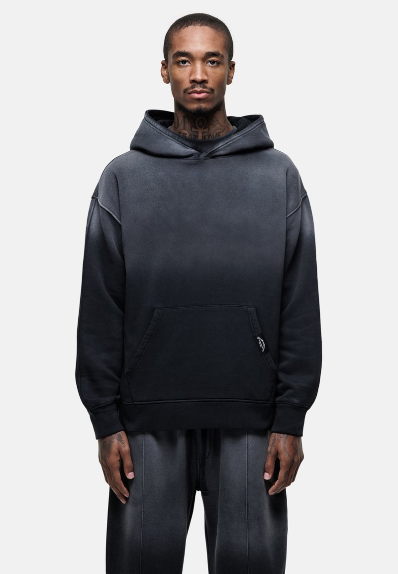 Felpa con cappuccio in una sfumatura di grigio scuro a nero, realizzata in tessuto morbido, con una tasca frontale e una vestibilità comoda con polsini a costine.