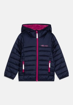 Navy-Blauer Pufferjacke mit pinkem Innenfutter, ausgestattet mit Kapuze, Reißverschluss vorne und kontrastierenden pinken Reißverschlussakzenten für Taschen und Verschluss.