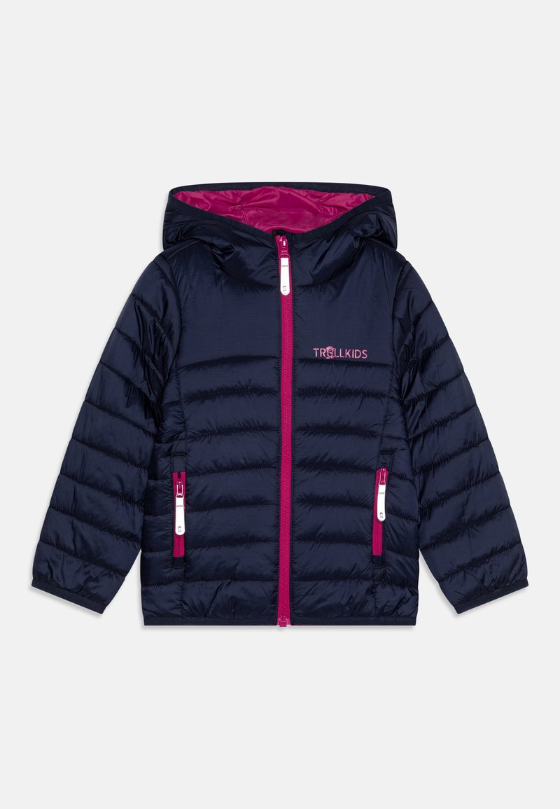 Casaco acolchoado azul-marinho com interior rosa, apresentando capuz, fecho de correr na frente e detalhes em rosa contrastantes nos bolsos e no fecho.