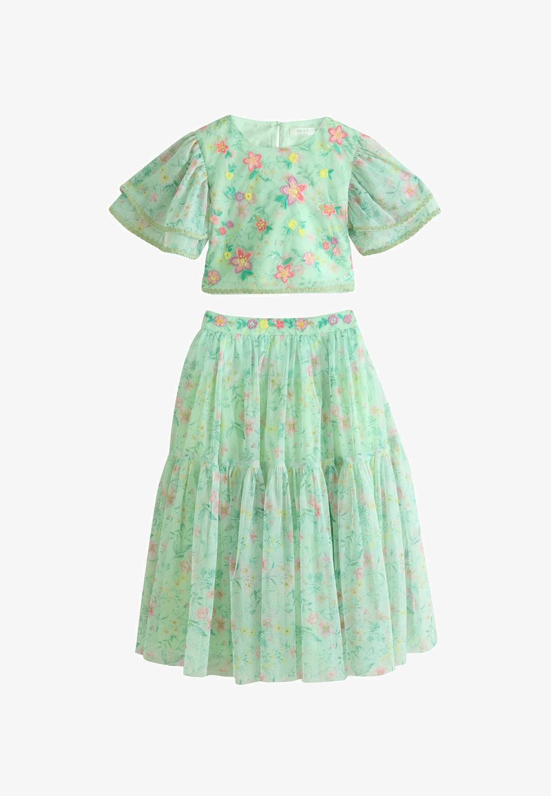 Conjunto de dos piezas en verde menta con mangas cortas abullonadas y falda de capas, decorado con bordados florales en tonos pastel y patrones.