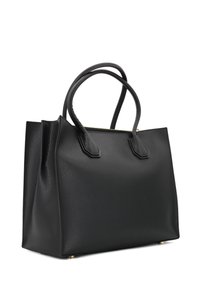 Borsa tote in pelle nera con texture, dotata di due manici robusti, chiusura con zip e dettagli in ottone dorato. Presenta una forma strutturata.