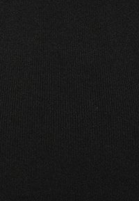 Tissu noir côtelé, présentant une texture lisse et une surface uniforme, avec des lignes verticales régulières sur toute sa longueur.