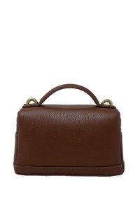 Brązowa skórzana torebka o teksturowanej powierzchni, prostokątnym kształcie, uchwycie u góry i złotych akcentach. Brak widocznych wzorów.