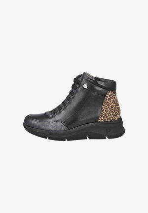 Botín negro de cuero hasta el tobillo con acento de estampado de leopardo, con cordones en la parte delantera, cremallera lateral y suela acolchada para mayor comodidad.
