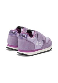 Scarpe sportive viola con una combinazione di suede e mesh, cinturino regolabile, suola bianca a contrasto e dettagli riflettenti sul tallone.