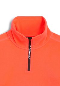Fleece quarter-zip pullover i lys neonorange. Har en forhøjet krave og en kontrastfarvet sort lynlås med et logo på trækkernen.
