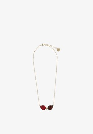 Collier en métal doré avec deux gros cristaux en forme de goutte rouge foncé, reliés par une chaîne à pois. Fermoir à pince réglable.
