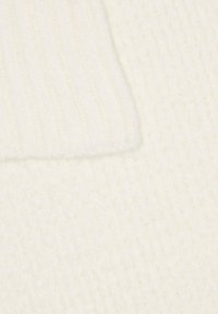 Tissu en tricot blanc présentant des motifs côtelés et texturés, avec une texture douce et épaisse, idéal pour la chaleur et le confort.