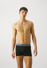 Zwarte boxershorts met een blauwe JACK & JONES logo tailleband, met een aansluitend ontwerp en een zachte katoenmix stof.