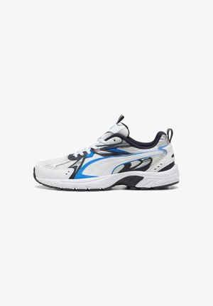 Baskets de sport blanches et noires avec des accents bleus, détails en mesh, fermeture à lacets à l'avant et languettes au talon et à la languette.