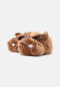 Zapatillas de felpa marrones que parecen bulldogs, con grandes ojos, hocicos prominentes y dientes blancos acentuados. Textura suave con forma redondeada.