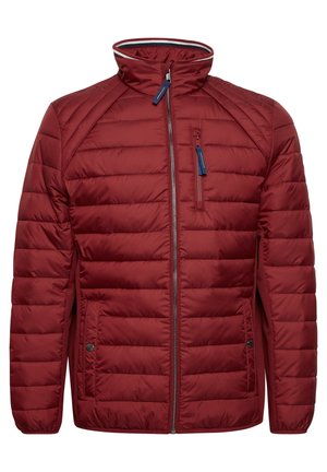 Crvena podstavljena jakna s visokim ovratnikom, zatvaračem sprijeda i plavim detaljima na zatvaraču. Ima ušivene panele i bočne džepove s gumbima na kopčanje.