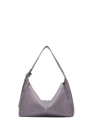 Graue Lederhandtasche mit einem strukturierten, dreieckigen Design, langem Schulterriemen und minimalistischen Akzenten. Glatte Textur und geräumiges Innenleben.