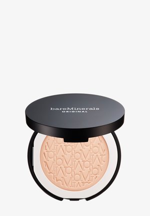 Poudre translucide dans un compact rond noir avec une base transparente. La poudre a une texture fine et est embossée d'un motif de logo répété.