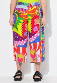 Pantaloni cropped multicolore caratterizzati da un mix vivace di motivi, tra cui cuori, conchiglie e stelle. Tessuto morbido con vita elastica.
