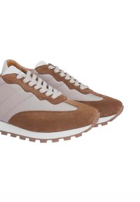 Zapatillas de ante marrón y material gris con suela blanca, que presentan un acabado texturizado, diseño de cordones y paneles laterales decorativos.
