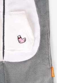 Grijze en witte fluffy badjas met een voorkant zak, voorzien van een roze cartoon voet ontwerp. Oranje label met "OPPOSUITS" aan de zijkant.
