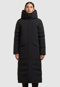 Sort dunjakke med høj krave, lange ærmer og to forlommer, med en glat tekstur og en lige snit.