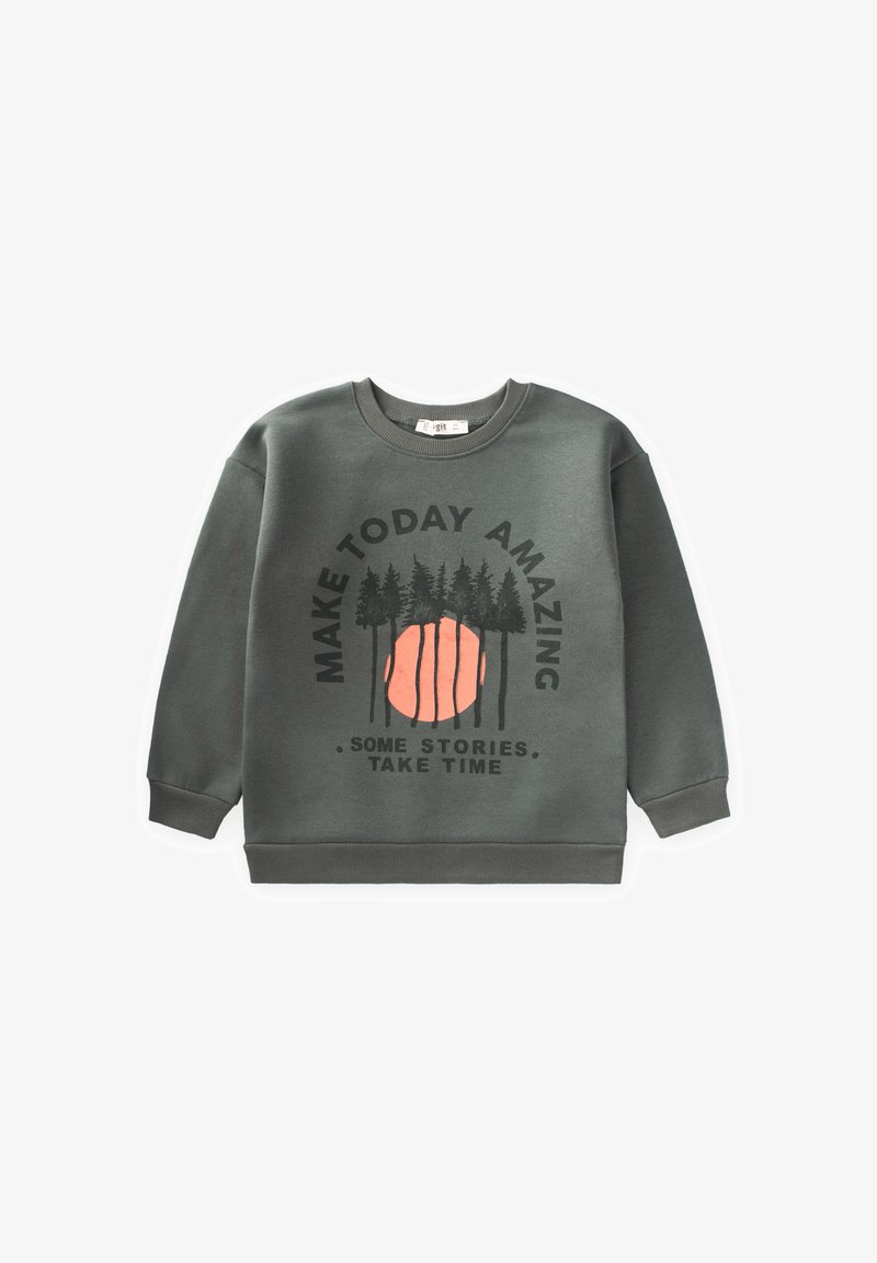 Grå sweatshirt med rund halsringning och långa ärmar. Har ett grafiskt tryck av en sol och träd, med text i svart. Mjuk textur.