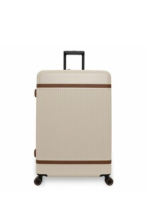 Beige kovakuorinen matkalaukku, jossa pystysuuntaiset uurteet, ruskeat vaakasuorat yksityiskohdat, vetäytyvä musta kahva ja neljä mustaa pyörivää pyörää.