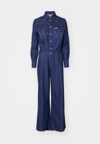 Salopetă din denim de un albastru închis, cu mânecă lungă, guler ascuțit, două buzunare la piept și pantaloni evazați. Prezintă cusături contrastante și o închidere cu nasturi în față.