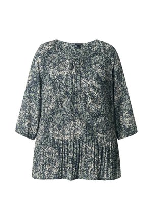 Blusa con estampado floral en azul marino y verde, que presenta un escote redondeado, mangas tres cuartos y textura fruncida en el dobladillo.