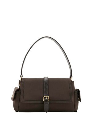 Bolso rectangular marrón oscuro con asa larga, solapa frontal asegurada con una correa vertical con hebilla, y pequeños bolsillos laterales con cierre de botones.