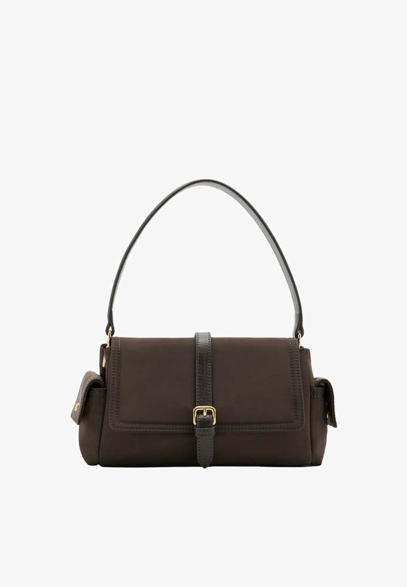 Sac à main rectangulaire marron foncé avec une longue bandoulière, rabat avant sécurisé par une lanière verticale à boucle, et petites poches latérales avec fermeture par boutons.