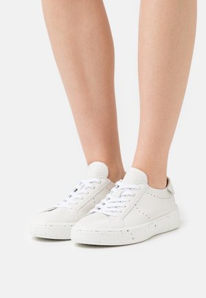 STREET TRAY - Sneakersy niskie - white