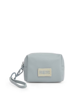 Piccola pochette da polso grigio chiaro con una toppa in tessuto sulla parte anteriore e una tracolla staccabile agganciata al lato.