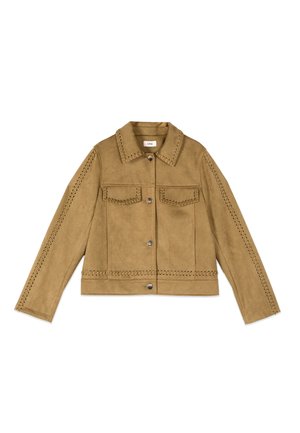 Giacca in camoscio color fango con maniche lunghe, chiusura frontale con bottoni, tasche con patta sul petto e rifiniture decorative a punto frusta su collo, maniche e orlo.