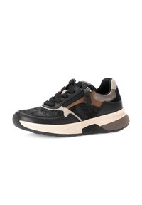 Zwarte en bruine sneaker van getextureerd leer, met een gewatteerde tong en elastische veters. Heeft een dikke, contrasterende zool en een zijrits.