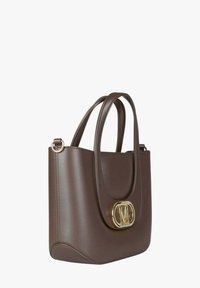 Borsa a mano in pelle marrone con doppie maniglie, texture liscia, forma arrotondata e un prominente logo dorato sul davanti.