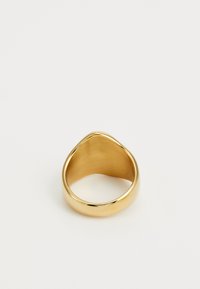 Ring i guldton med en slät, polerad yta och rundad design; har en avsmalnande form och bred rem för en modern look.