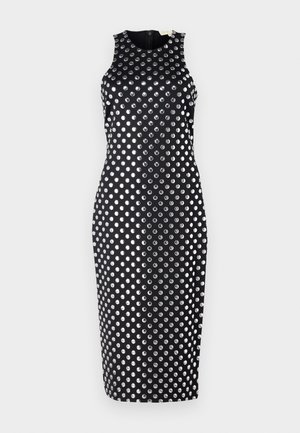 Schwarzes ärmelloses Kleid mit taillierter Passform, das mit metallisch silbernen Punkten verziert ist, und einem Reißverschluss auf der Rückseite.