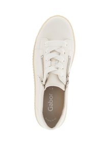 Sneaker in pelle bianca con punta arrotondata, dotata di lacci e doppie cerniere laterali. Suola in gomma, branding discreto all'interno, texture liscia.
