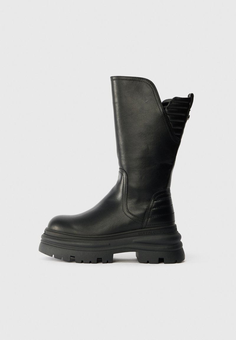Botte en cuir noire mi-mollet avec semelle épaisse à crampons, talon rembourré, languette arrière haute et bout lisse arrondi.
