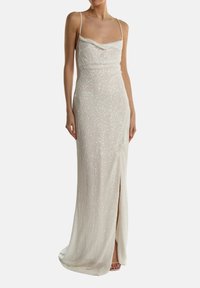 Glitrende gulvlængde kjole i lys elfenben med tynde stropper, blød cowl-udskæring og sideslids. Tekstureret stof med skimrende accenter.