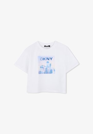 T-shirt bianca corta in cotone, con stampa grafica blu di edifici cittadini e scritta "DKNY" in un design a forma di quadrato.