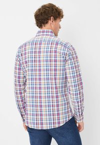 Geruit overhemd met een mix van blauw, roze, geel en witte kleuren. Slank-fitting, lange mouwen, knoopmanchetten en een klassieke kraag.