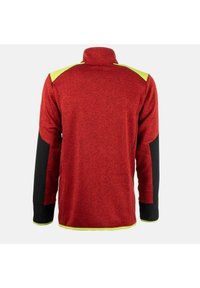 Suéter rojo de manga larga con cuello alto, que presenta mangas negras y detalles amarillos en los hombros y el dobladillo, fabricado con un tejido texturizado.