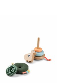 Træstablelegetøj med tre cirkulære ringe i blå, orange og fersken, toppet med et dyrehoved. To stofringene i grøn og grå.