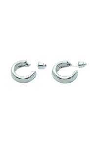 Pendientes de aro plateados con una superficie lisa y brillante, forma circular y cierres traseros de stud seguros. Presenta un diseño minimalista.
