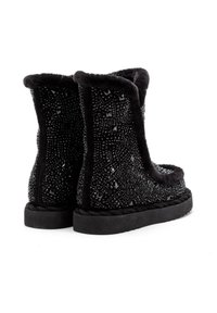 Černé kotníkové boty s texturovanou tkaninou, zdobené třpytivými detaily, s měkkou kožíškovou podšívkou a pevnou gumovou podrážkou.