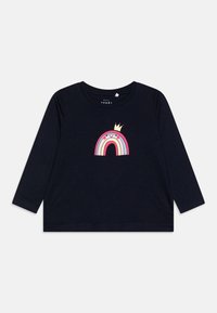 Top à manches longues bleu marine en tissu doux, présentant un graphique coloré d'arc-en-ciel avec une couronne sur la poitrine, un col rond et un ourlet droit.